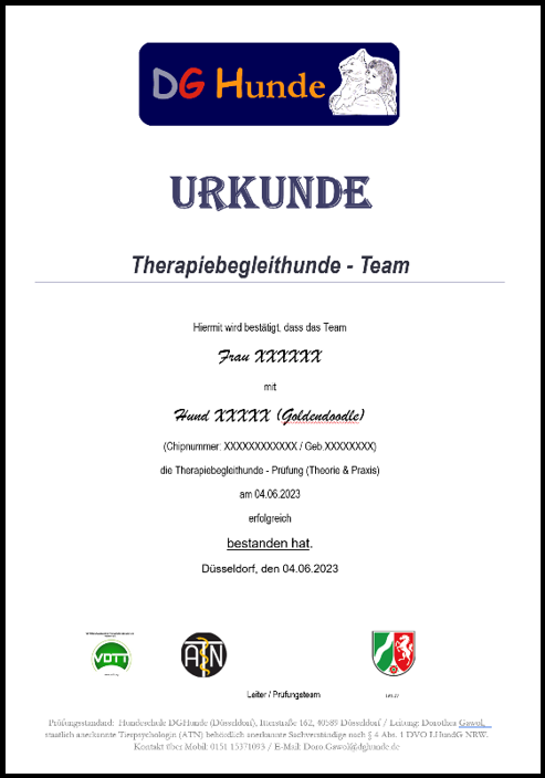 Nach erfolgreicher Prüfung erhält das Mensch-Hund-Team die verdiente Urkunde